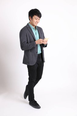 Genç yetişkin iş adamı beyaz arka planda duruyor..