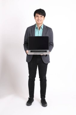 Genç yetişkin iş adamı beyaz arka planda duruyor..