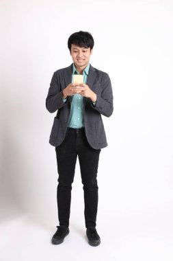 Genç yetişkin iş adamı beyaz arka planda duruyor..