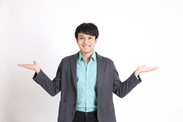 Νεαρός Ενήλικος Επιχειρηματίας Που Στέκεται Στο Λευκό Φόντο — Φωτογραφία Αρχείου