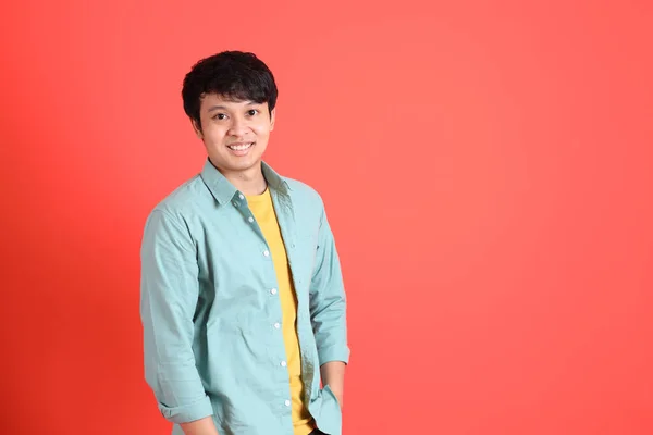 Jonge Volwassen Zuidoost Aziatische Man Met Groen Shirt Oranje Achtergrond — Stockfoto