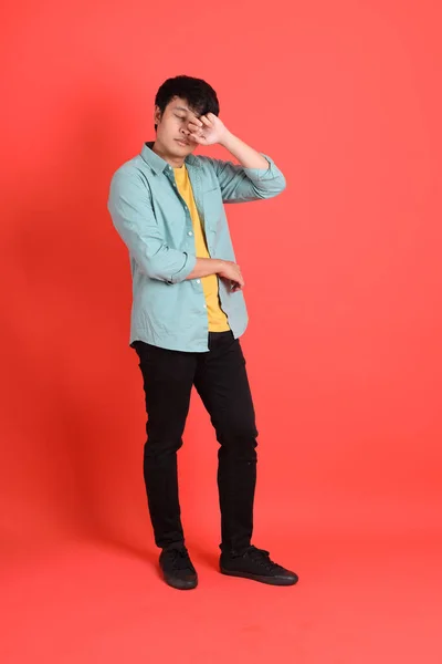 Den Unga Vuxna Sydostasiatiska Mannen Med Grön Skjorta Står Orange — Stockfoto