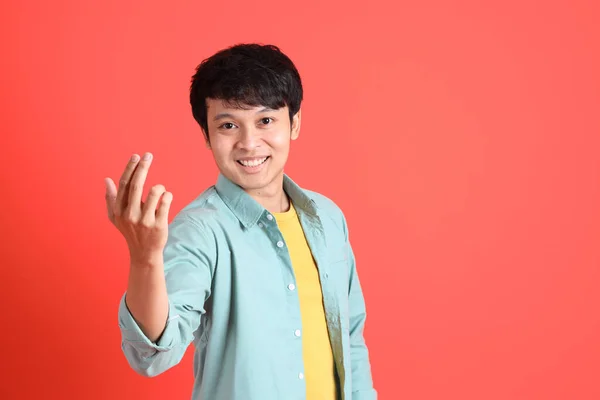 Joven Adulto Del Sudeste Asiático Hombre Con Camisa Verde Pie — Foto de Stock