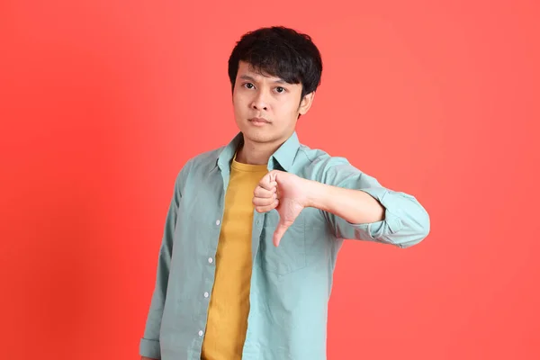 Молодий Чоловік Південно Східної Азії Зеленою Сорочкою Оранжевому Фоні — стокове фото
