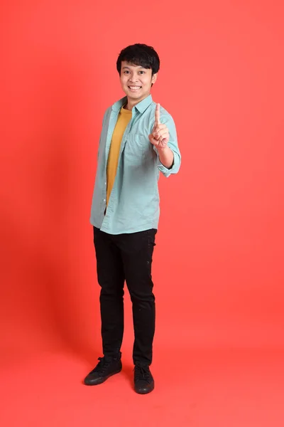 Der Junge Erwachsene Südostasiatische Mann Mit Grünem Hemd Steht Auf — Stockfoto