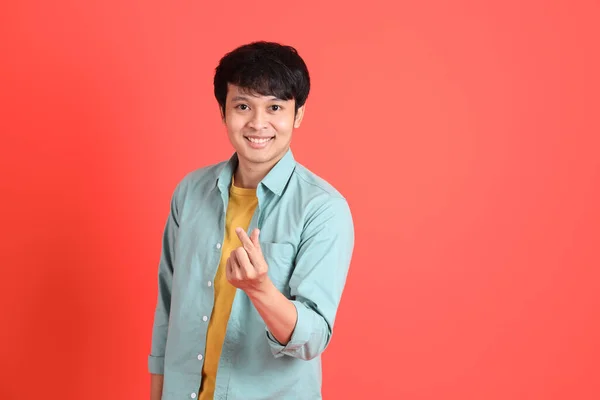 Der Junge Erwachsene Südostasiatische Mann Mit Grünem Hemd Steht Auf — Stockfoto