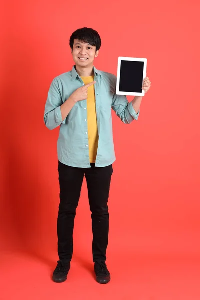 Jovem Adulto Sudeste Asiático Homem Com Camisa Verde Sobre Fundo — Fotografia de Stock