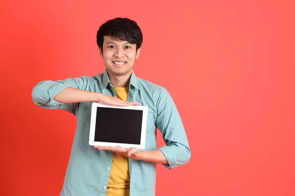 Mladý Dospělý Jihovýchodní Asijský Muž Zelenou Košilí Stojící Oranžovém Pozadí — Stock fotografie