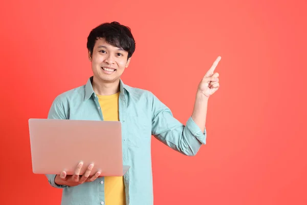 Jonge Volwassen Zuidoost Aziatische Man Met Groen Shirt Oranje Achtergrond — Stockfoto