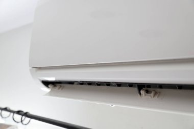 Sıvı bozuk klimadan sızdı..