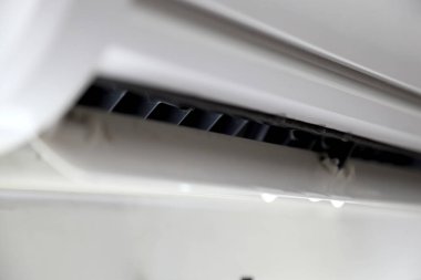 Sıvı bozuk klimadan sızdı..