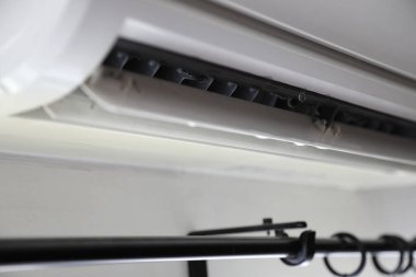 Sıvı bozuk klimadan sızdı..