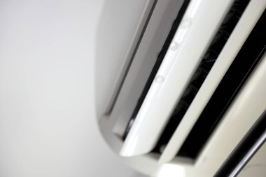 Sıvı bozuk klimadan sızdı..