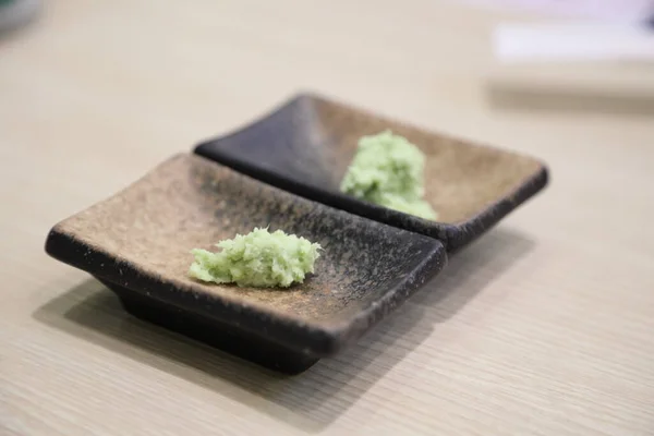 Der Würzige Grüne Wasabi Den Kleinen Schwarzen Tellern — Stockfoto