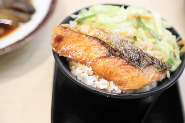 Риба Лосось Подається Японському Рисі — стокове фото