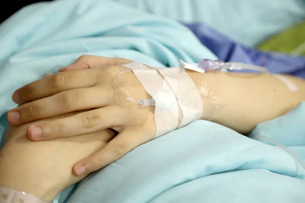 Μακροσκοπική Εικόνα Της Ασθενούς Γυναίκας Χέρια Ιατρική Στάγδην Ενδοφλέβια Βελόνα — Φωτογραφία Αρχείου
