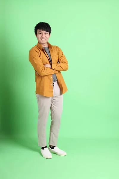 Den Unga Vuxna Asiatiska Mannen Med Smarta Casual Kläder Står — Stockfoto