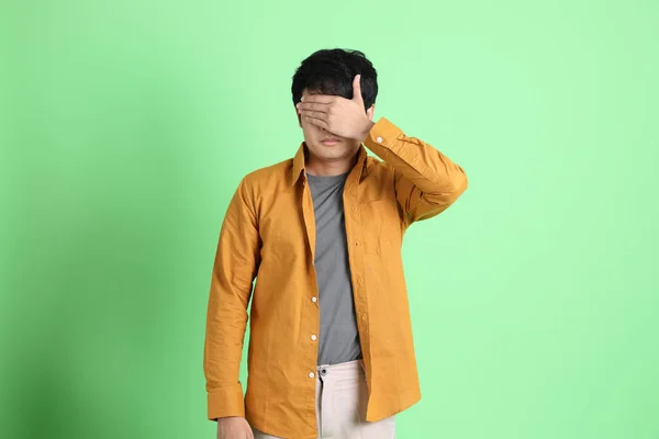 Jeune Homme Asiatique Adulte Avec Des Vêtements Décontractés Intelligents Debout — Photo