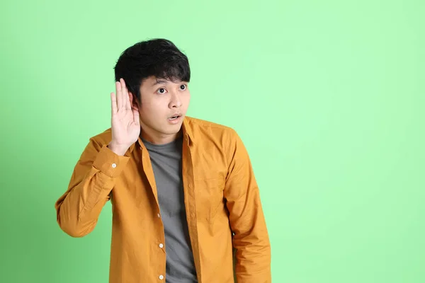 Mladý Dospělý Asijský Muž Inteligentní Ležérní Oblečení Stojící Světle Zeleném — Stock fotografie