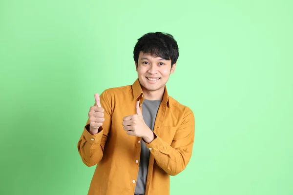 Jonge Volwassen Aziatische Man Met Slimme Casual Kleding Staan Licht — Stockfoto