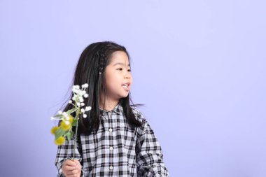 Mor arka planda duran genç Asyalı ızgara..