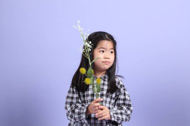 Mor arka planda duran genç Asyalı ızgara..