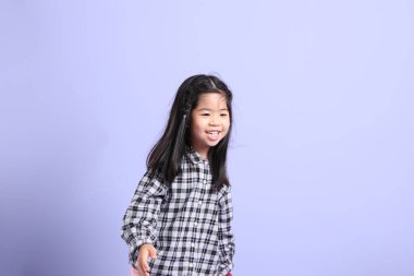 Mor arka planda duran genç Asyalı ızgara..