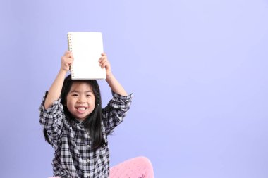 Mor arka planda duran genç Asyalı ızgara..