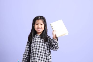 Mor arka planda duran genç Asyalı ızgara..