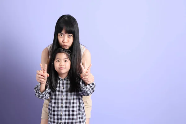 Азиатская Семья Стоит Фиолетовом Фоне Счастливой Улыбкой — стоковое фото