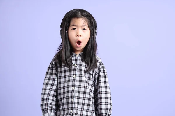 Den Unga Asiatiska Gril Står Den Lila Bakgrunden — Stockfoto