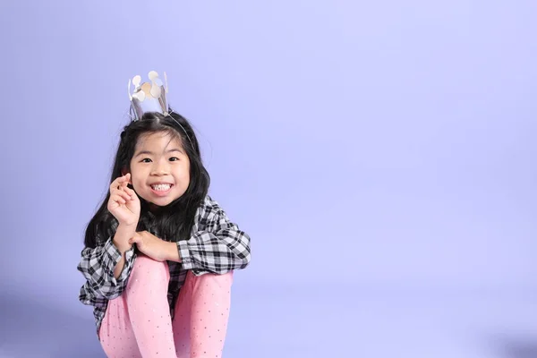 Young Asian Gril Standing Purple Background — Zdjęcie stockowe