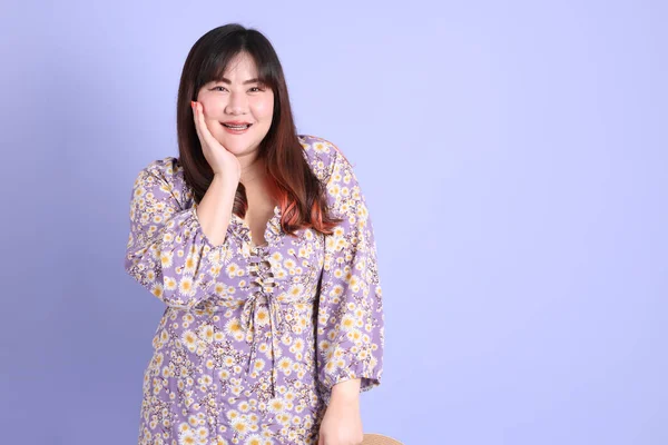 Chubby Asian Woman Standing Purple Background Casual Clothes — Fotografia de Stock