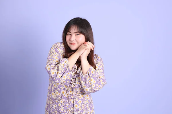 Chubby Asian Woman Standing Purple Background Casual Clothes — Fotografia de Stock