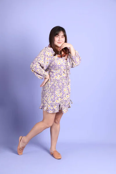 Femme Asiatique Potelée Debout Sur Fond Violet Avec Les Vêtements — Photo