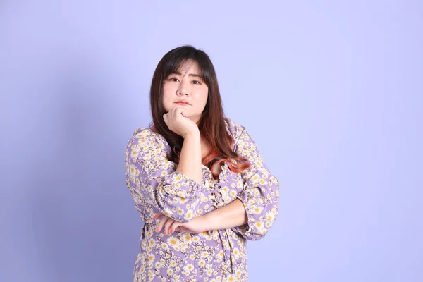 Chubby Asian Woman Standing Purple Background Casual Clothes — Stock Photo, Image