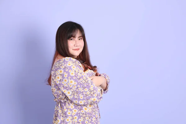 Chubby Asian Woman Standing Purple Background Casual Clothes — Stok fotoğraf