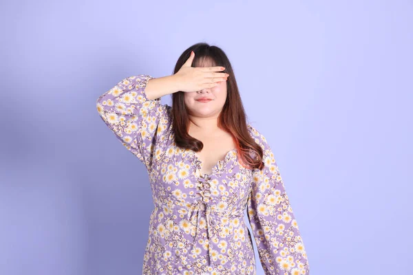 Chubby Asian Woman Standing Purple Background Casual Clothes — Zdjęcie stockowe