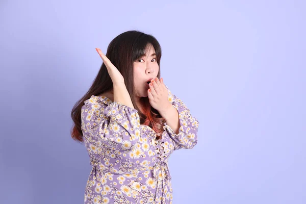 Chubby Asian Woman Standing Purple Background Casual Clothes — Fotografia de Stock
