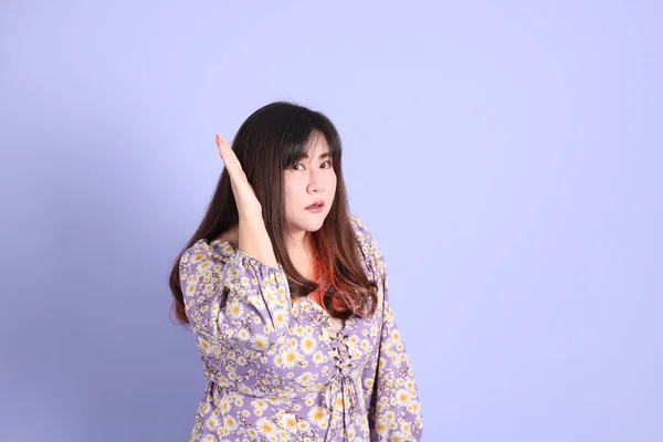 Gordita Mujer Asiática Pie Sobre Fondo Púrpura Con Ropa Casual — Foto de Stock