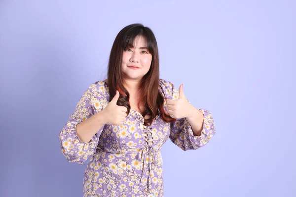 Chubby Asian Woman Standing Purple Background Casual Clothes — Stock Photo, Image