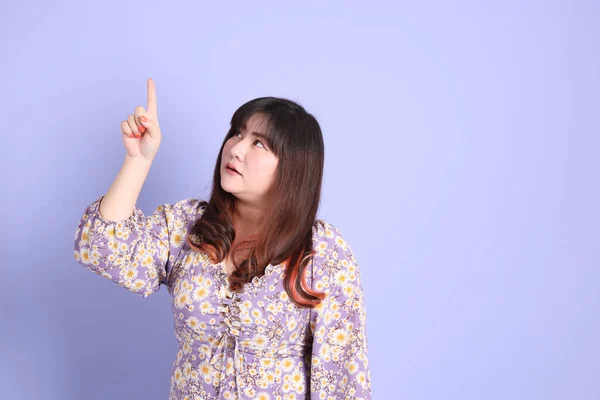 Chubby Asian Woman Standing Purple Background Casual Clothes — Stock Photo, Image