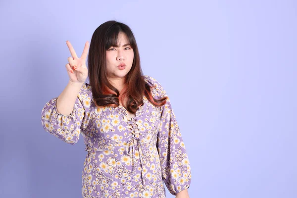 Chubby Asian Woman Standing Purple Background Casual Clothes — Zdjęcie stockowe