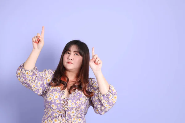 Chubby Asian Woman Standing Purple Background Casual Clothes — Stock Photo, Image