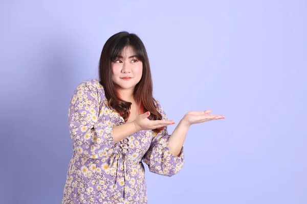 Chubby Asian Woman Standing Purple Background Casual Clothes — Zdjęcie stockowe