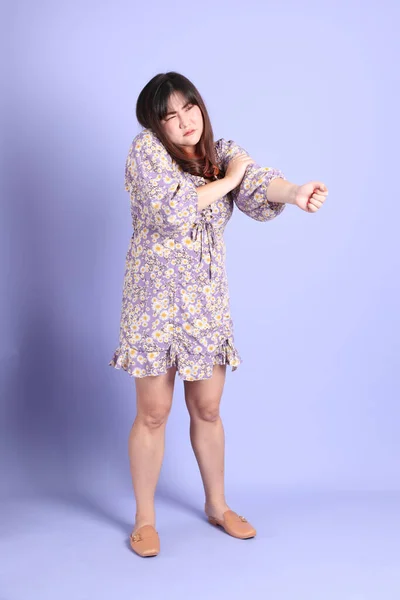 Chubby Asian Woman Standing Purple Background Casual Clothes — Fotografia de Stock