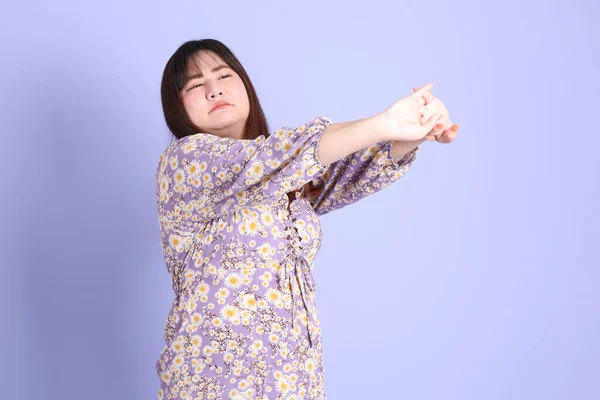 Chubby Asian Woman Standing Purple Background Casual Clothes — Stok fotoğraf