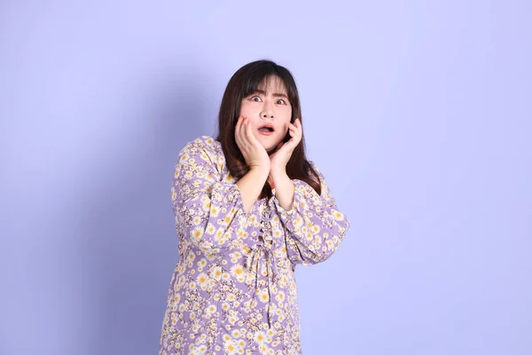 Chubby Asian Woman Standing Purple Background Casual Clothes — Stok fotoğraf