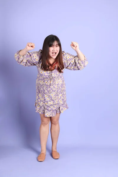 Толстая Азиатка Стоящая Фиолетовом Фоне Повседневной Одежде — стоковое фото