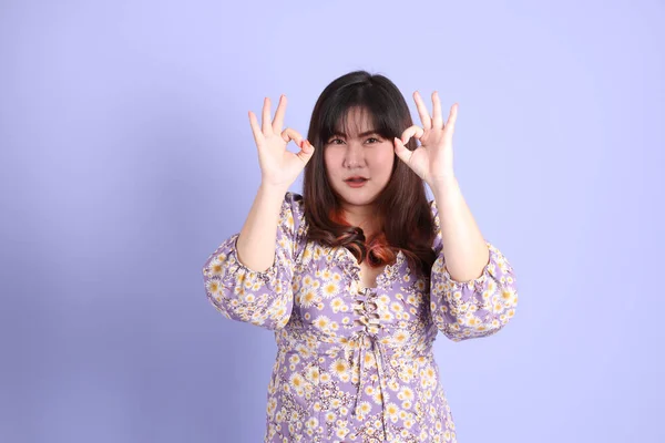 Chubby Asian Woman Standing Purple Background Casual Clothes — Zdjęcie stockowe